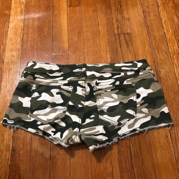 Camo shorts - Picture 2 of 4